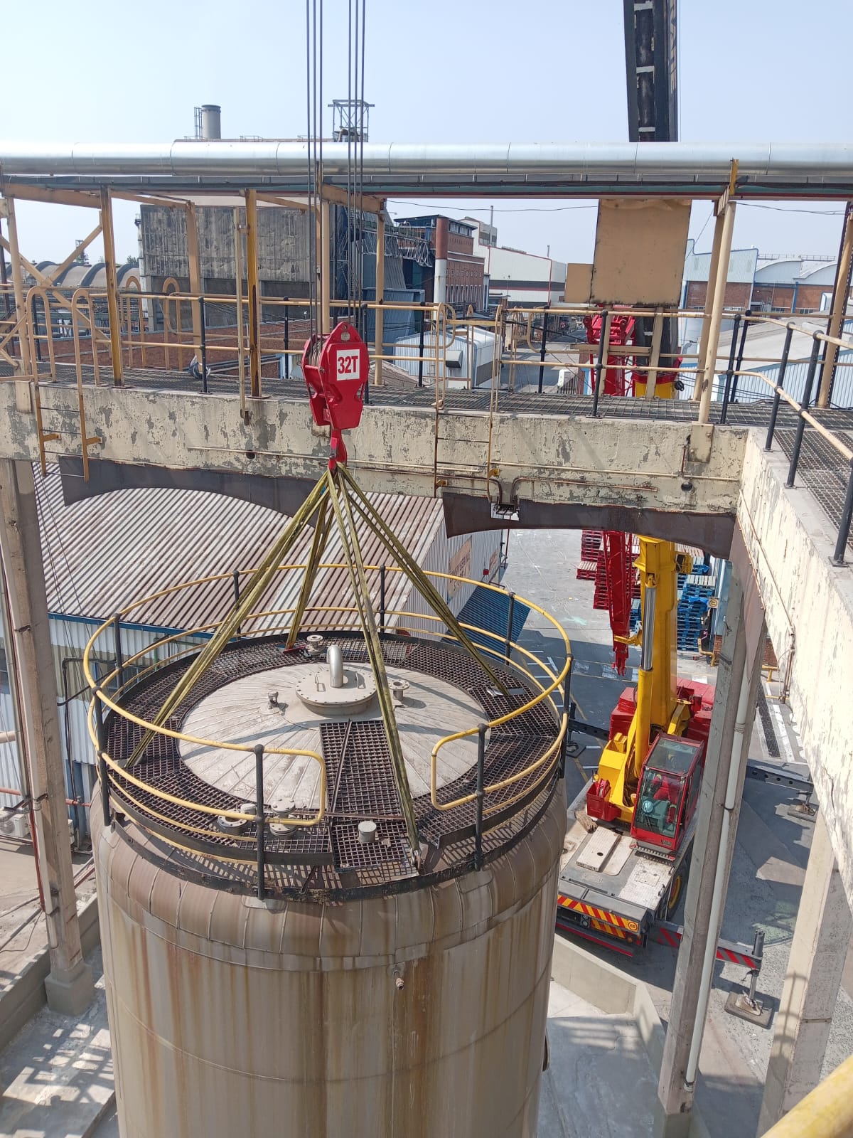32 ton crane hook rigging a tank lid